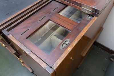 Foto Tavolo grande con 16 cassetti IGB-007230_20250416_010.jpg